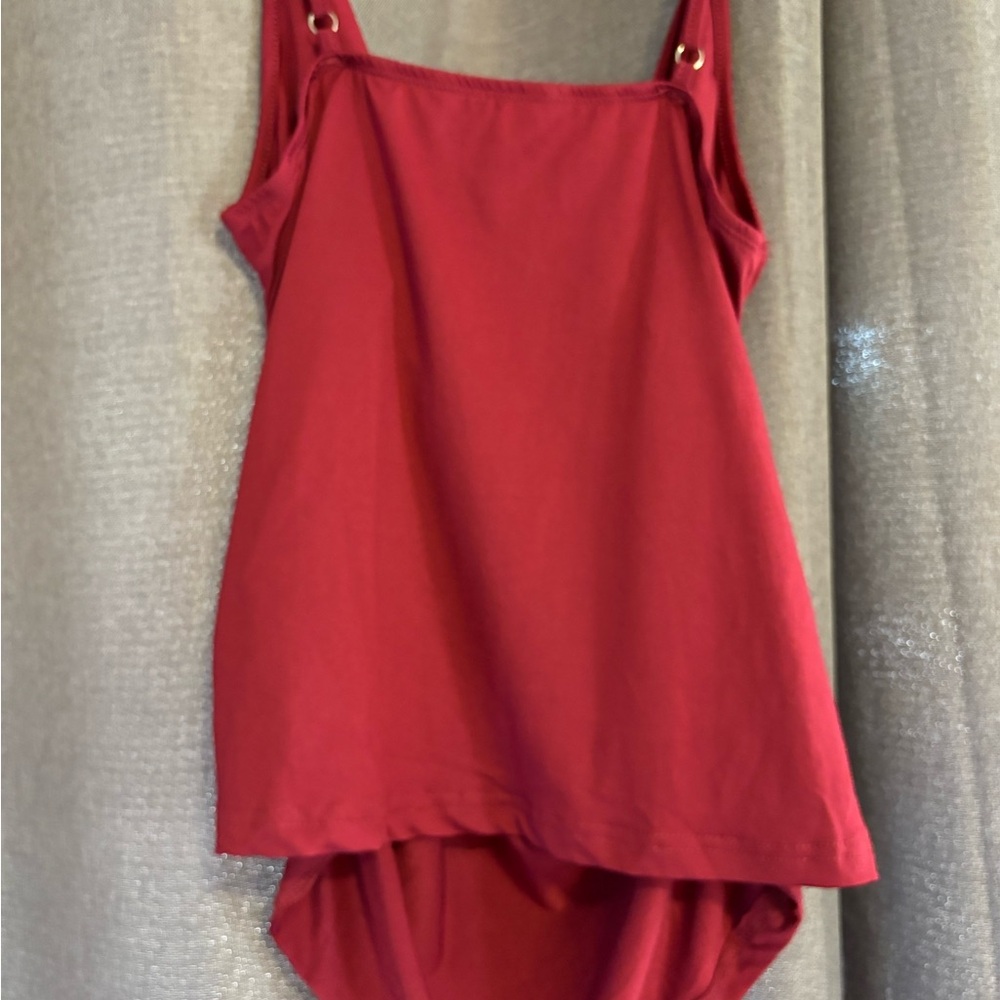 Red tank - Picture 3 of 3